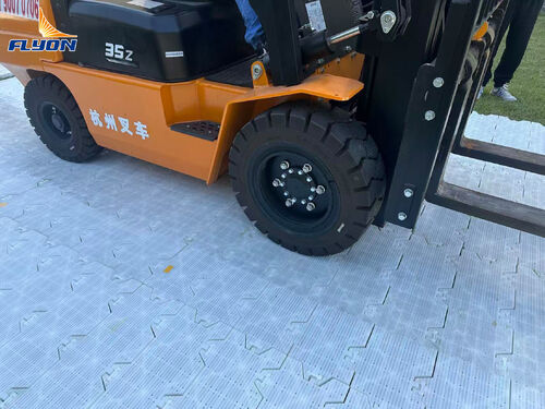 Blog perusahaan terbaru tentang Flyon Sports Menunjukkan Kekuatan yang Tak Terbandingkan dalam Tes Beban Lantai Perlindungan Rumput