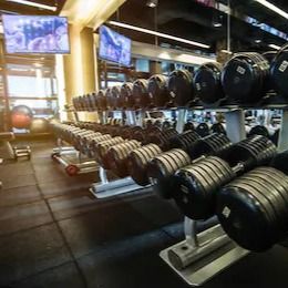 Harga yang pantas Ubin Tikar Lantai Karet Daur Ulang Anti Aus Untuk Pusat Kebugaran GYM ODM on line