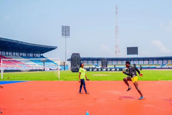 Harga yang pantas Jalur lari atletik dengan lebar 8m dan ketebalan 6mm sempurna untuk fasilitas olahraga on line