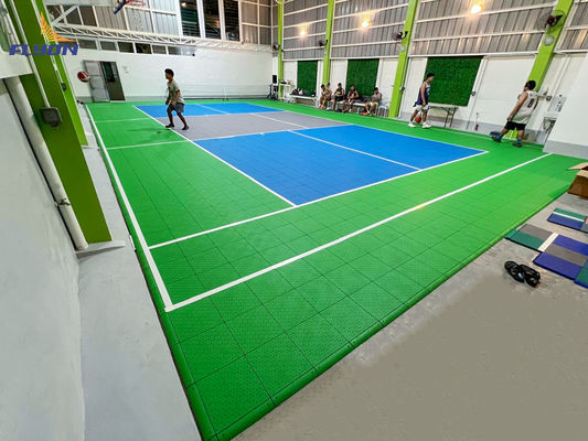 Harga yang pantas Lantai Olahraga Karpet PP tahan benturan dalam warna merah/biru/hijau untuk lapangan indoor/outdoor on line