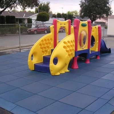 Harga yang pantas Anti UV Shock Proof Rubber Mat, Ubin Karet Luar Ruangan Dengan Permukaan Hitam Merah Biru on line