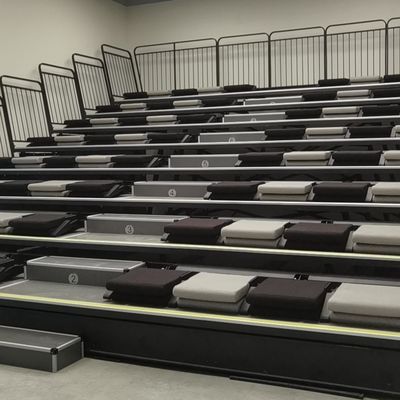 Harga yang pantas Bahan PP Retractable Bleacher Seating Lipat Belakang Untuk Ruang Rapat Studio on line