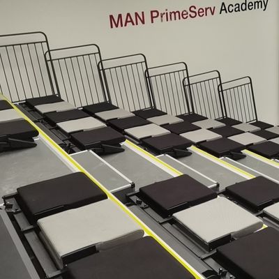 Harga yang pantas Bleacher Gym Teleskopik yang Dapat Ditarik Lipat Belakang Untuk Gedung Konser on line
