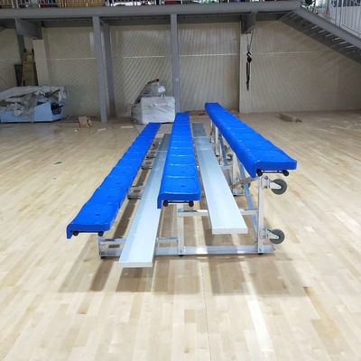 Harga yang pantas Aluminium Outdoor Metal Bleachers 3 Baris Dengan Kursi untuk Lapangan Pelatihan Taman Bermain on line