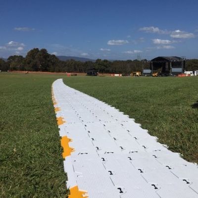 HDPE Material Portable Event Flooring dengan Kapasitas Beban Tinggi Warna dan suhu yang dapat disesuaikan Tahan terhadap penggunaan di luar ruangan