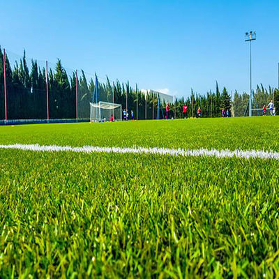 30mm Tinggi Tumpukan rumput buatan sintetis 25m x 4m tahan lama dan tahan lama