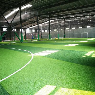 Harga yang pantas Konstruksi rumput buatan PE PP hijau dan disesuaikan untuk tampilan luar yang menakjubkan on line