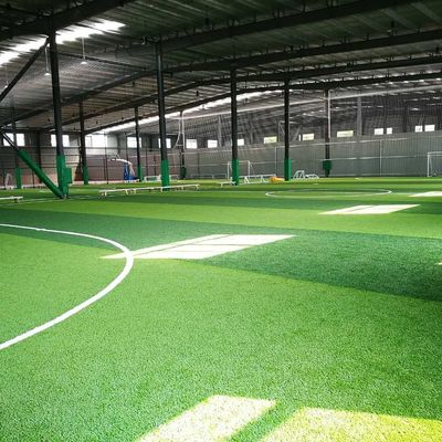 30mm Tumpukan rumput Tinggi rumput buatan sintetis dengan 2 tahun dan warna hijau