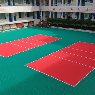 Harga yang pantas Lantai olahraga dengan ubin PP merah direkomendasikan untuk fasilitas olahraga MOQ 500 pcs on line