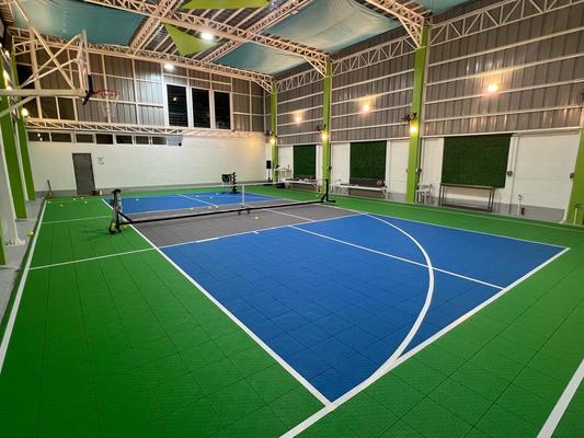 Harga yang pantas Sistem lantai olahraga dengan ubin PP merah biru untuk lapangan luar ruangan dalam ruangan on line
