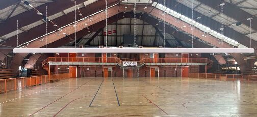 Harga yang pantas Sistem Kontrol Listrik Otomatis Pembagi Tirai Kain Kekuatan Tinggi Warna Disesuaikan Untuk Olahraga Indoor on line